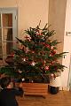 2013-12-14 Zelie mange du pain, les garcons decore le sapin 011